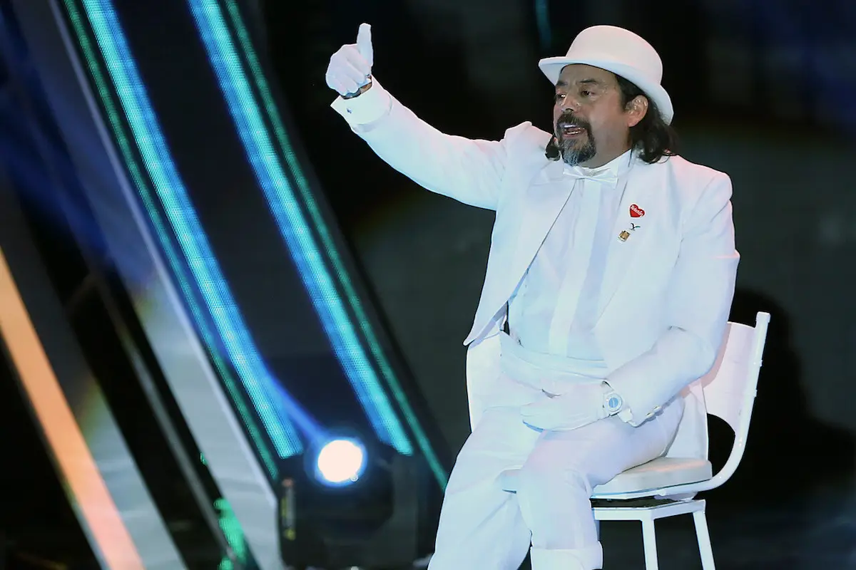 plano general de Bombo Fica en un show