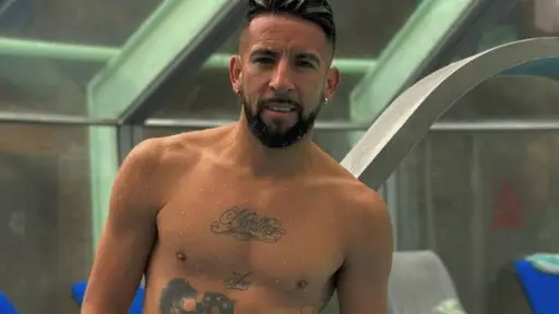 plano medio del rostro de Mauricio Isla