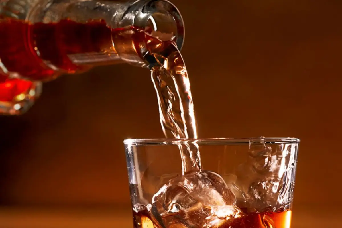 1140-pouring-liquour-esp.imgcache.rev.web.1000.575, 