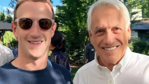 primer plano del rostro de Sebastián Piñera con Mark Zuckerberg