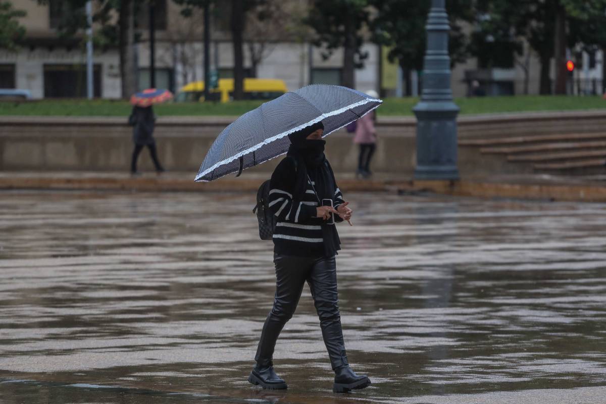 lluvias / 12 de Julio del 2023/SANTIAGO Capitalinos se protegen de la lluvia con sus paraguas, en las cercanías del Palacio de La Moneda. FOTO: SEBASTIAN BELTRAN GAETE / AGENCIUNO