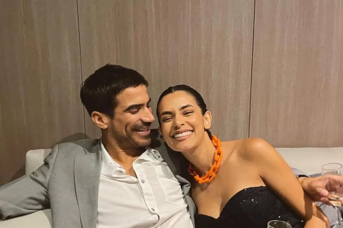 Plano general de Sebastián Ramírez con Camila Campos