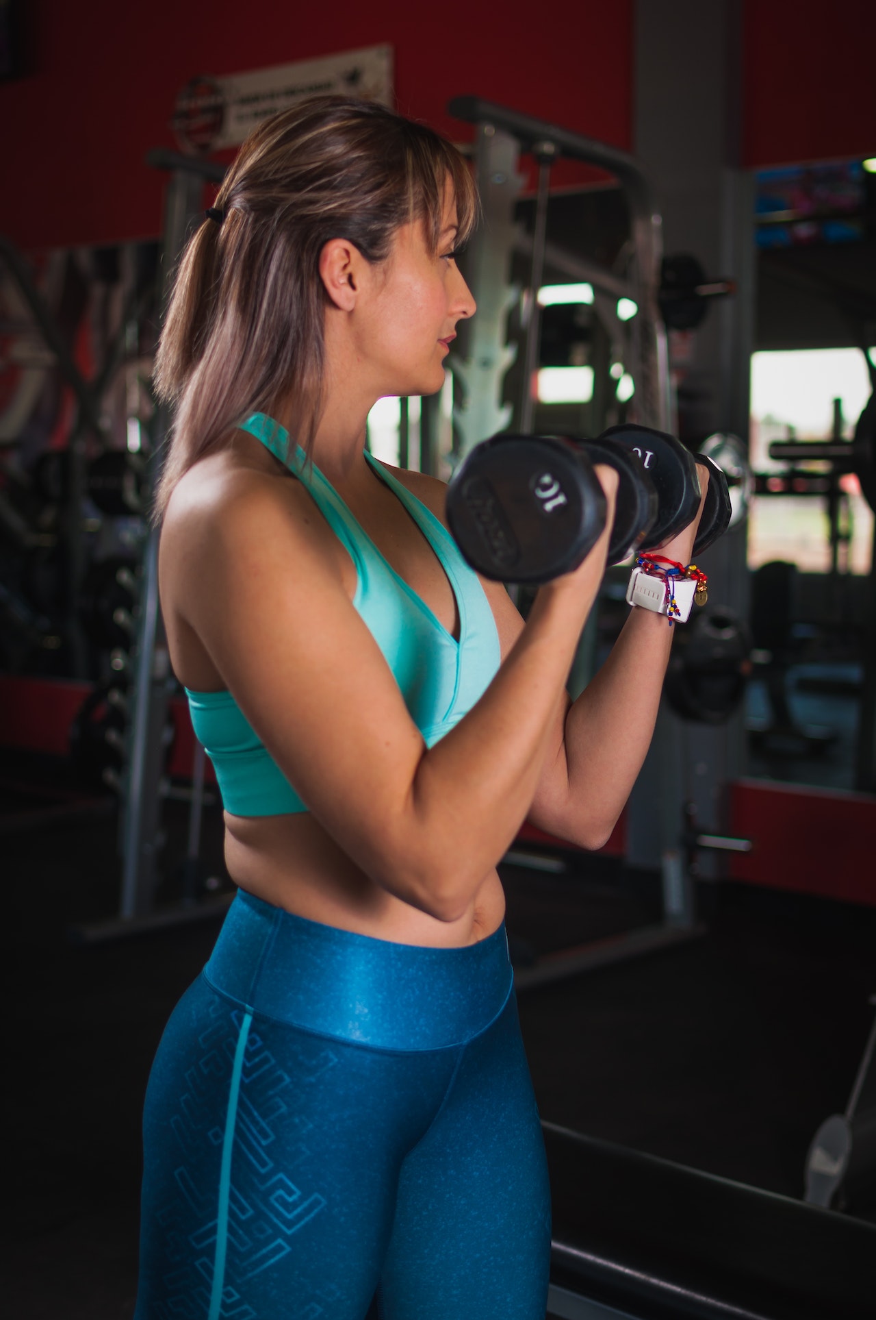 UNA mujer haciendo ejercicios con pesas en un gimnasio / El ejercicio es clave para tener una vida saludable y mantener un peso corporal adecuado. / FOOTO: Pexels