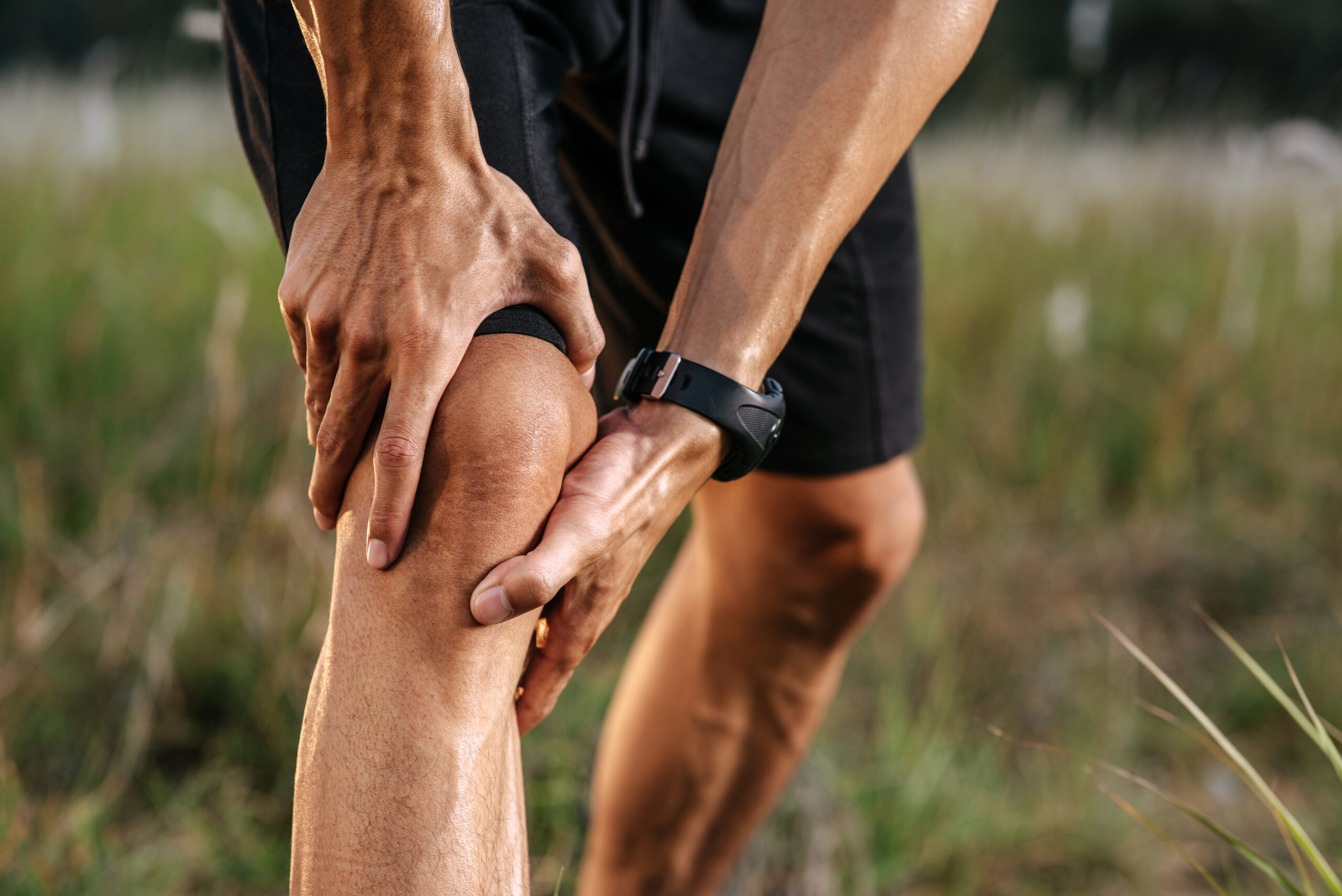 un hombre se sostiene con las manos la rodiilla luego de una lesión por ejericios / La especialista detalló, además, los beneficios del jurel durante el proceso de post entrenamiento deportivo, que es cuando el cuerpo necesita más proteínas, razón por la cual muchos deportistas de alto rendimiento recurren a los tradicionales batidos de 