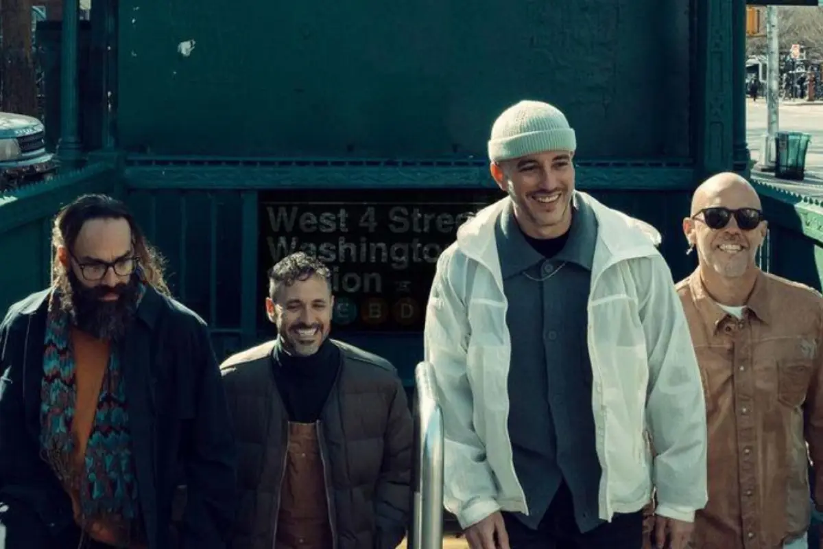 los integrantes de la banda cultura profética saliendo de una estación de metro