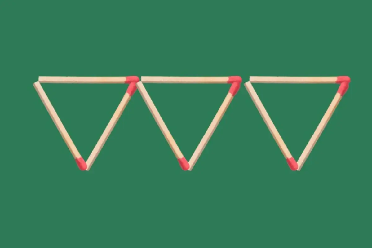 tres tríangulos formados por fósforos sobre un fondo verde oscuro