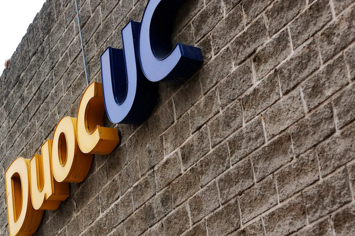 primer plano del logo de Duoc UC