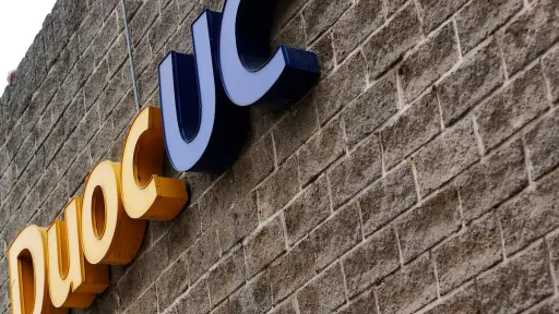 primer plano del logo de Duoc UC