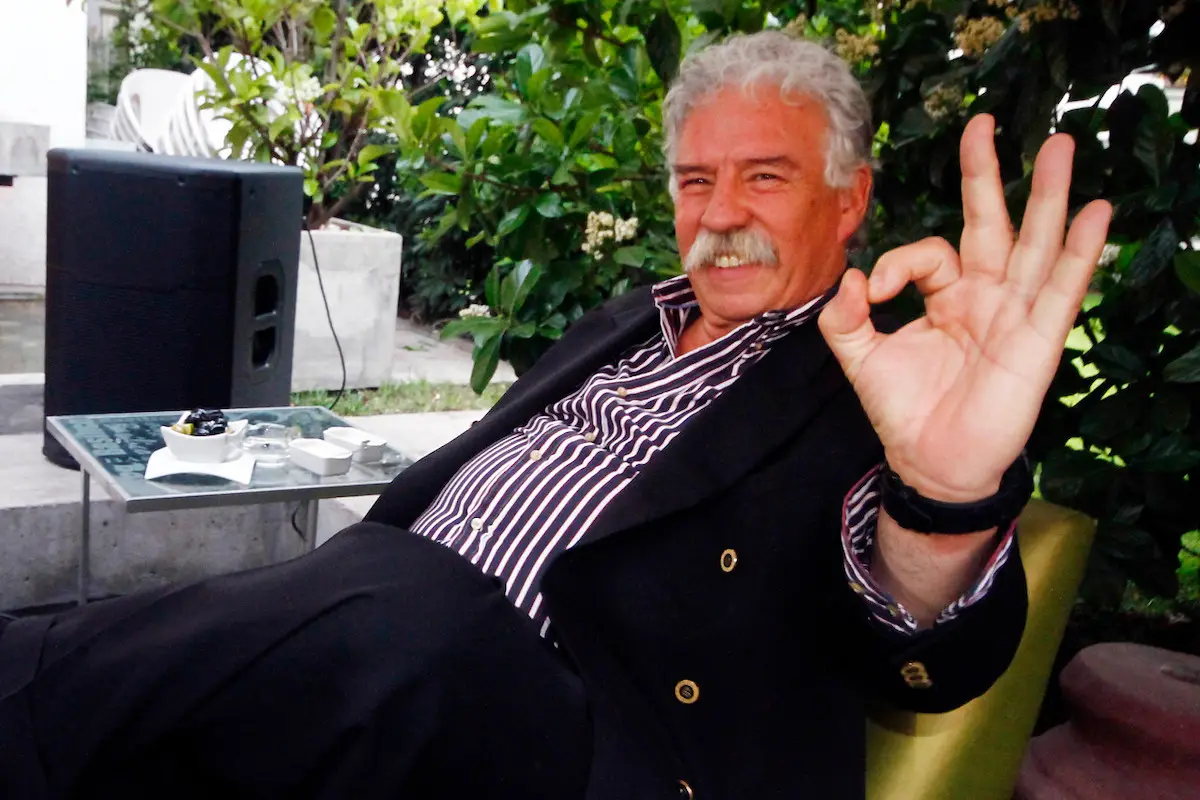 plano medio de Iván Arenas