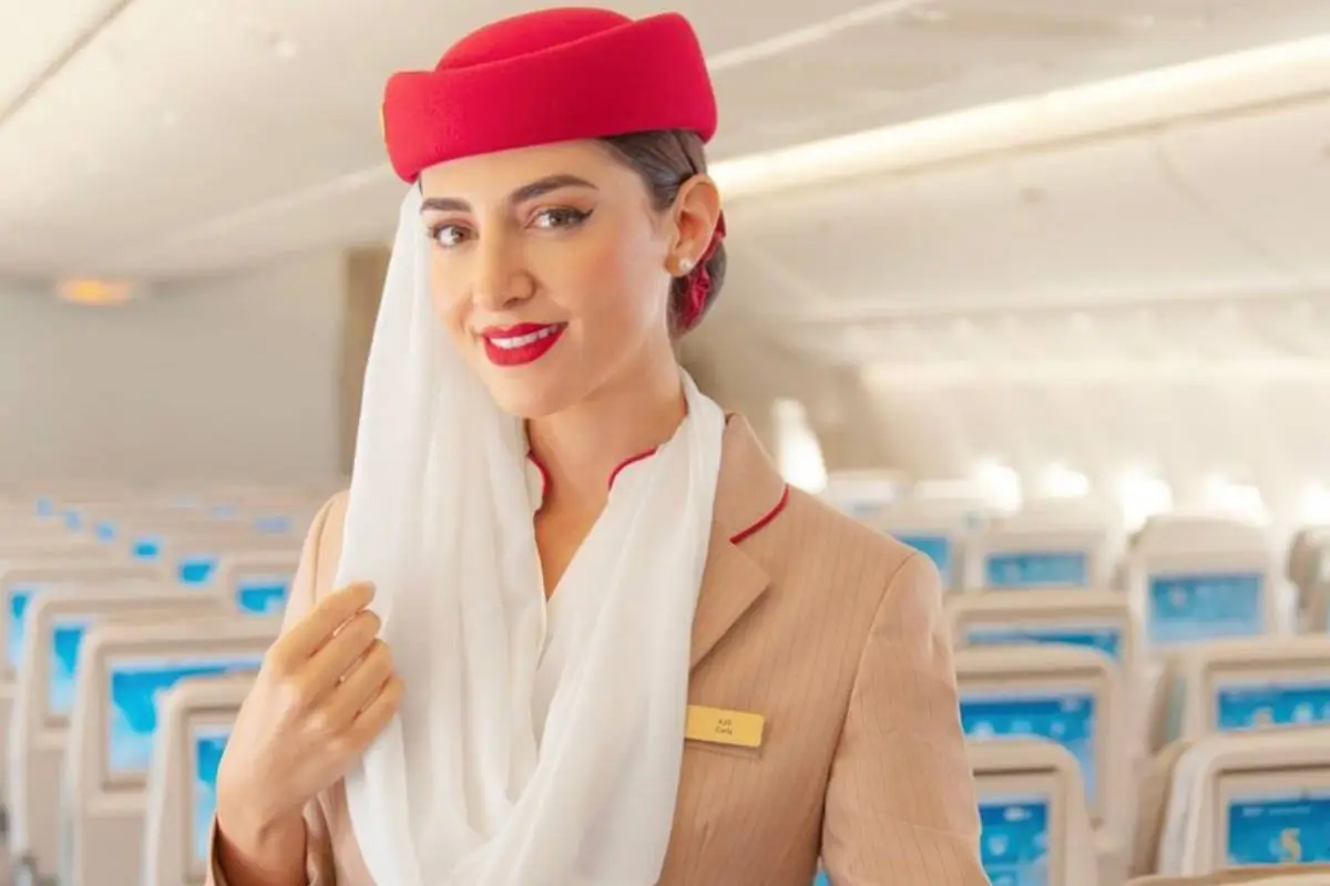 plano medio de azafata de Emirates