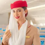 plano medio de azafata de Emirates