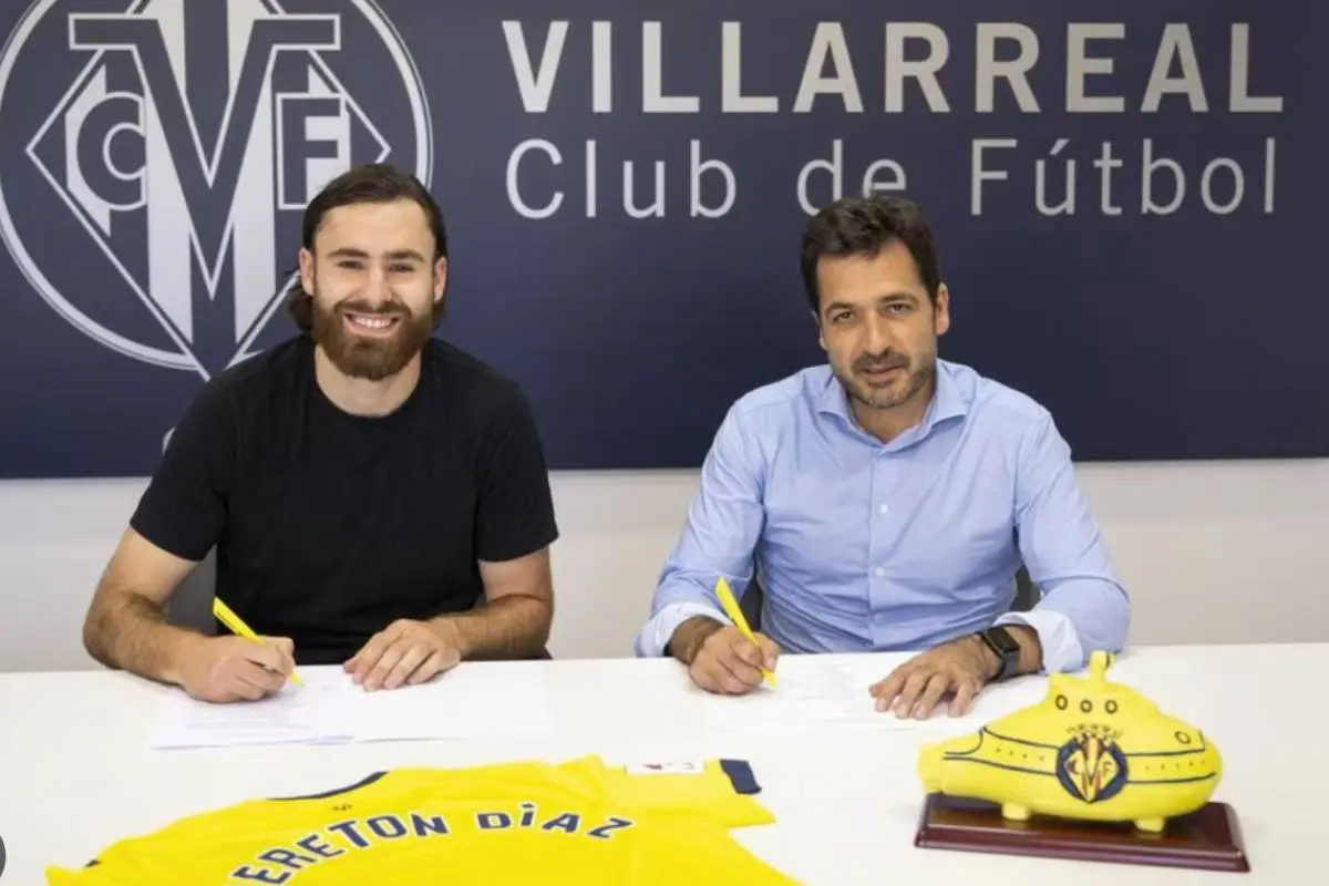 plano medio de Ben Brereton firmando en el Villarreal