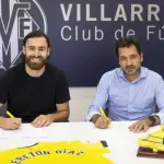 plano medio de Ben Brereton firmando en el Villarreal