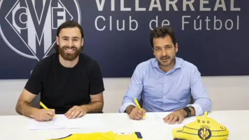 plano medio de Ben Brereton firmando en el Villarreal