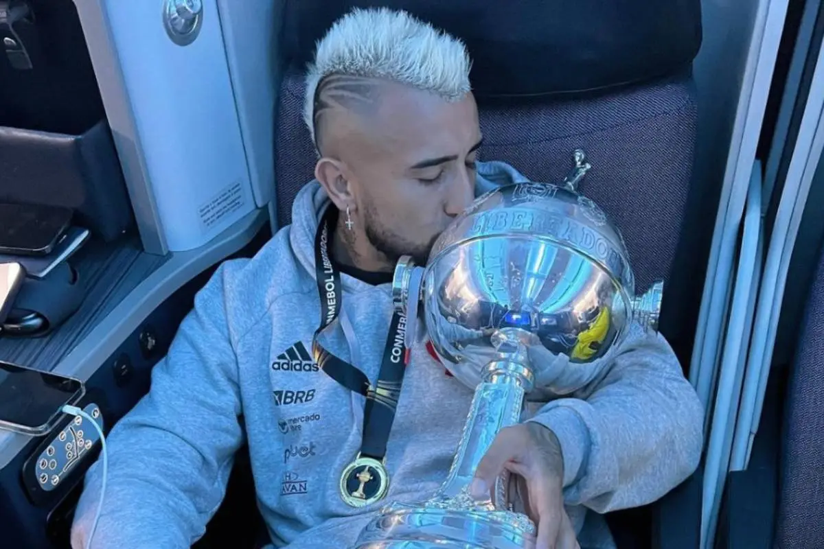 plano medio de Arturo Vidal