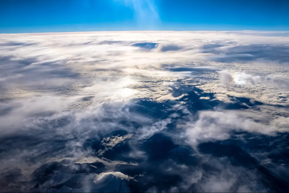 vista aerea del mundo se ven las nubes y el cielo