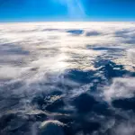 vista aerea del mundo se ven las nubes y el cielo