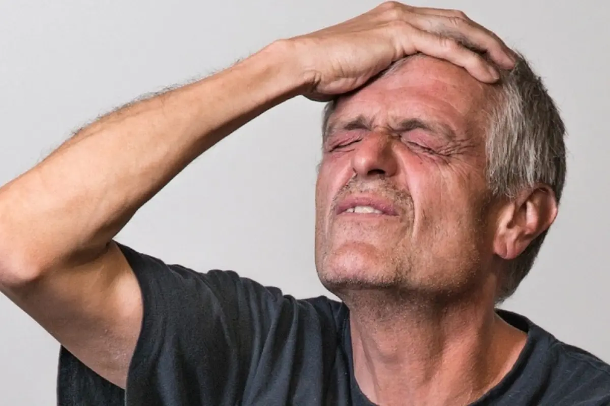 hombre arrepentido se lleva las manos a la frente en gesto de verguénza