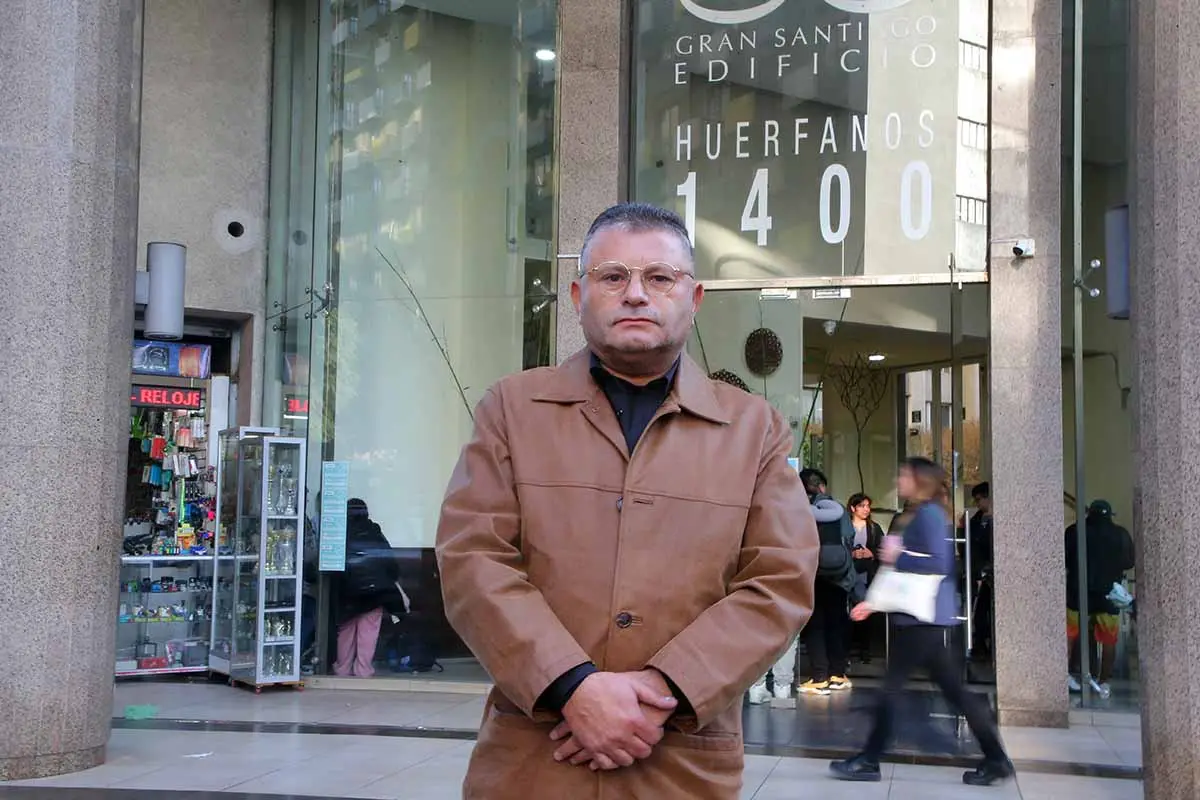 Miguel Jiménez Abrigo administrador del edificio 1400 calle Huérfanos. Foto:Juan Pablo Carmona Yakcich.