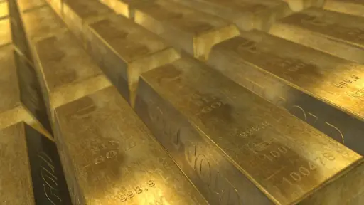 un grupo de lingotes de oro en primer plano