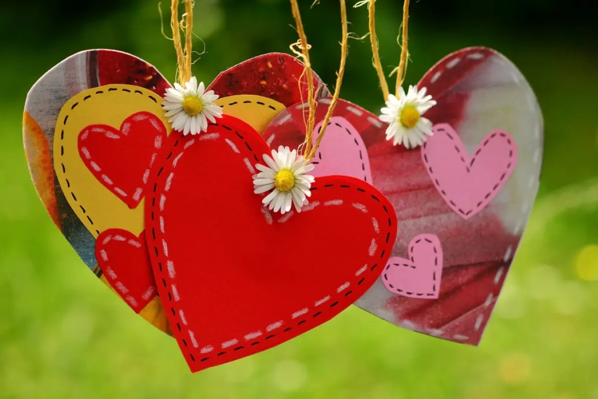 corazones de papel con flores colgando