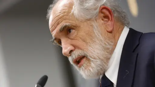 ministro Montes frente a un micrófono