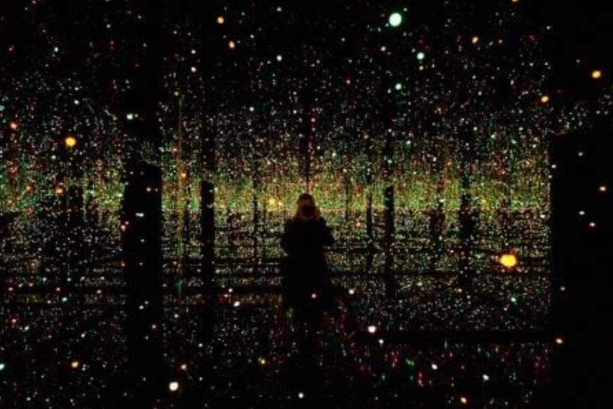 una imagen oscura con silueta al centro