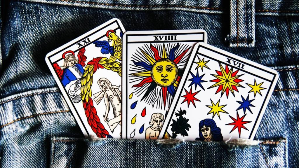 cartas de tarot en un bolsillo de pantalon de jeans / 