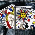 cartas de tarot en un bolsillo de pantalon de jeans