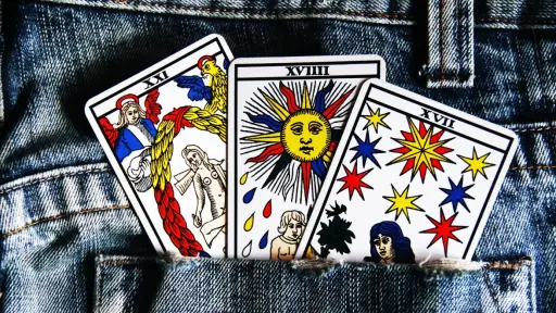 cartas de tarot en un bolsillo de pantalon de jeans