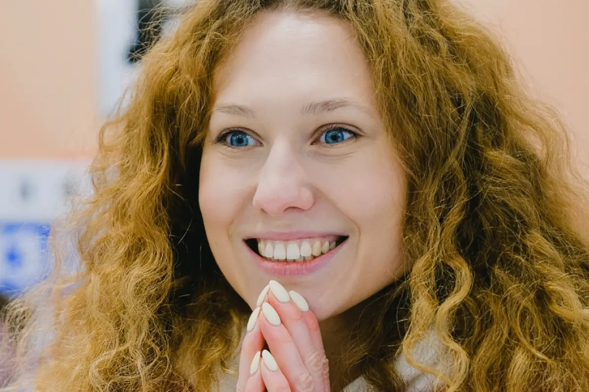 una mujer peliroja está feliz y sonríe