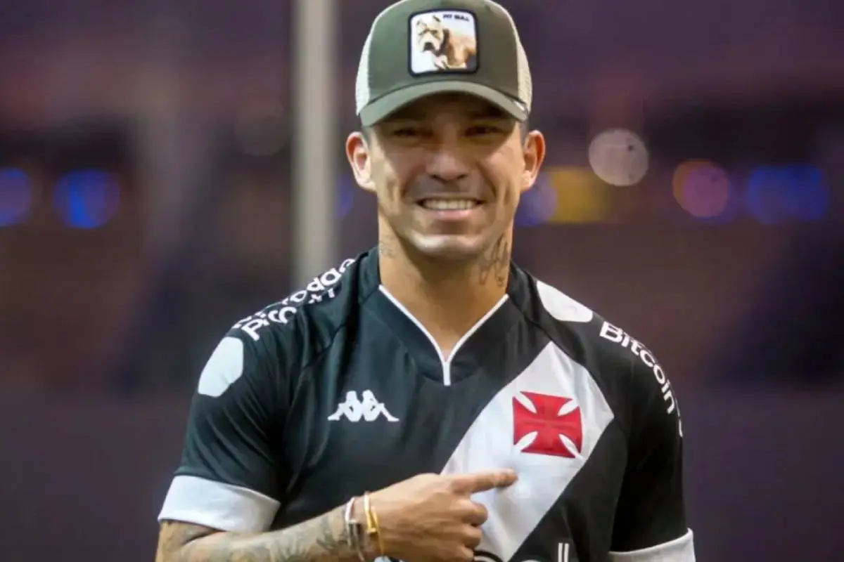 plano medio de Gary Medel con camiseta de Vasco da Gama