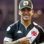 plano medio de Gary Medel con camiseta de Vasco da Gama