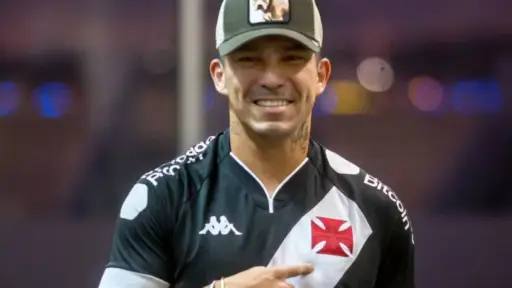 plano medio de Gary Medel con camiseta de Vasco da Gama