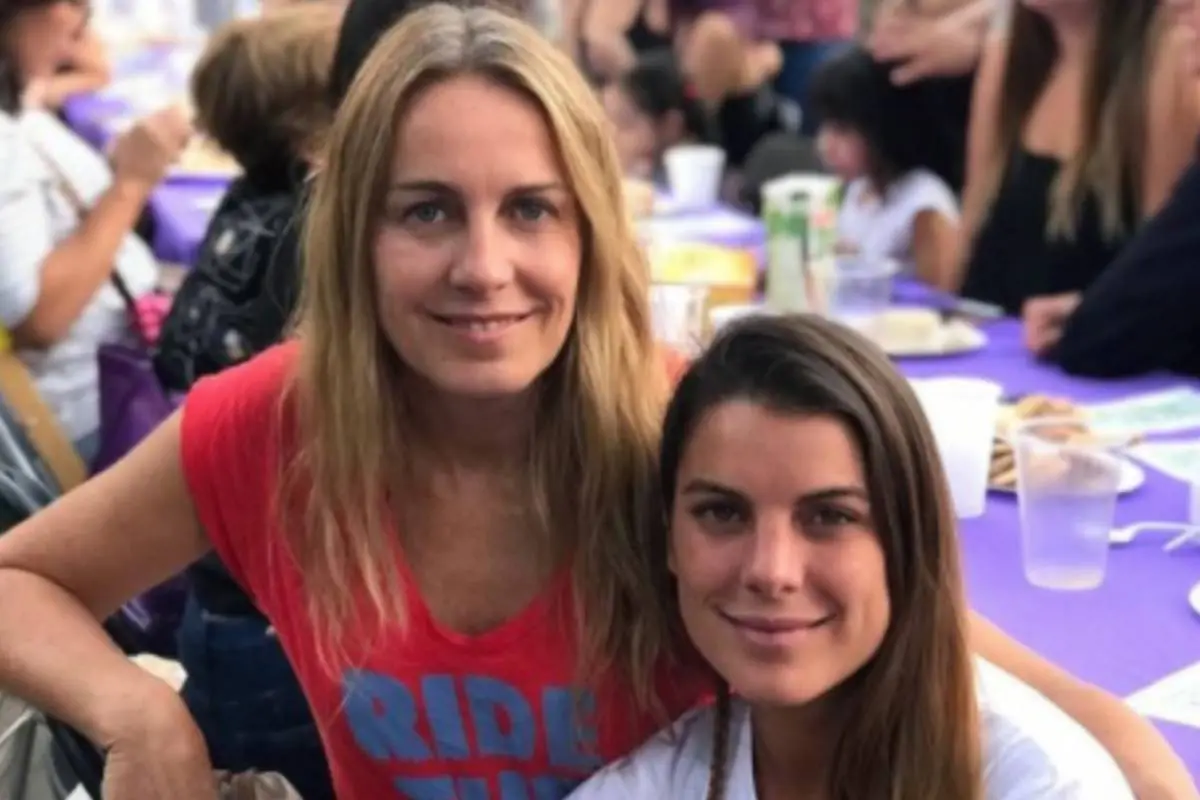 plano medio de Maite Orsini y su madre