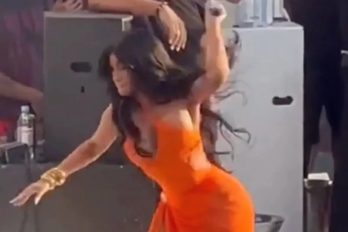 captura de video de Cardi B lanzando micrófono