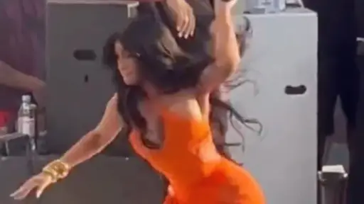 captura de video de Cardi B lanzando micrófono