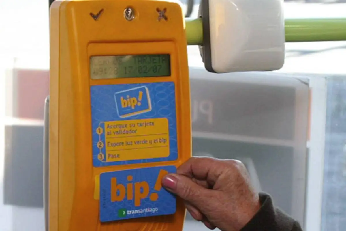 plano general de persona pagando tarifa de Transporte Público