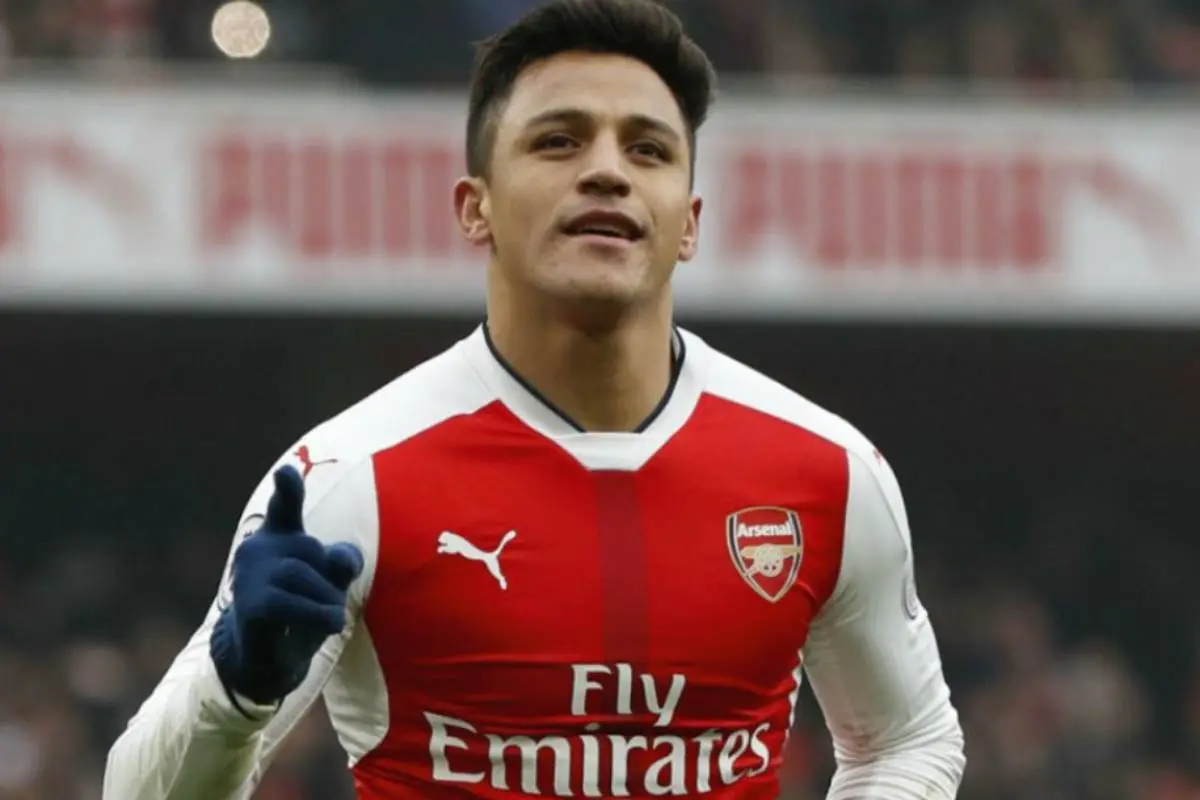 plano medio de Alexis Sánchez en el Arsenal