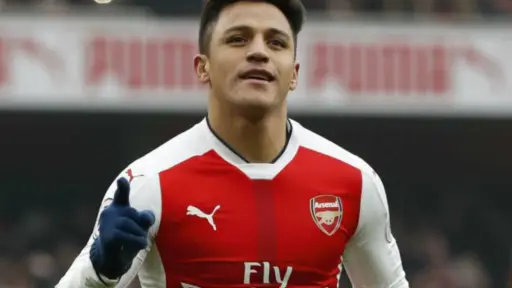 plano medio de Alexis Sánchez en el Arsenal