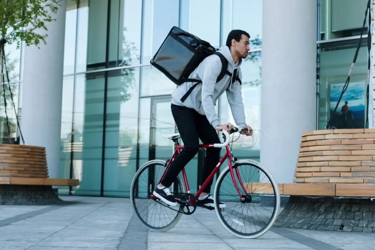Hombre en bicicleta repartiendo delivery