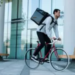 Hombre en bicicleta repartiendo delivery