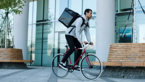 Hombre en bicicleta repartiendo delivery