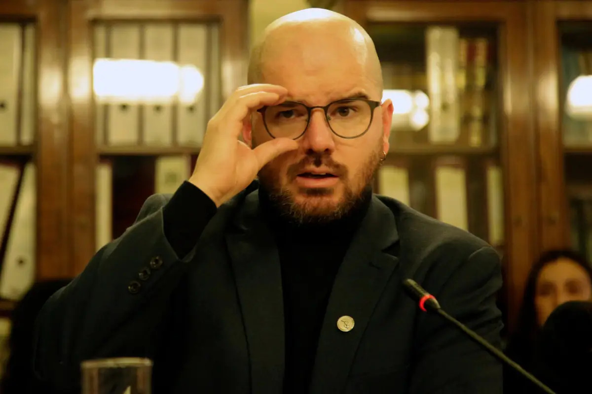 primer plano de giorgio jackson tocando sus anteojos