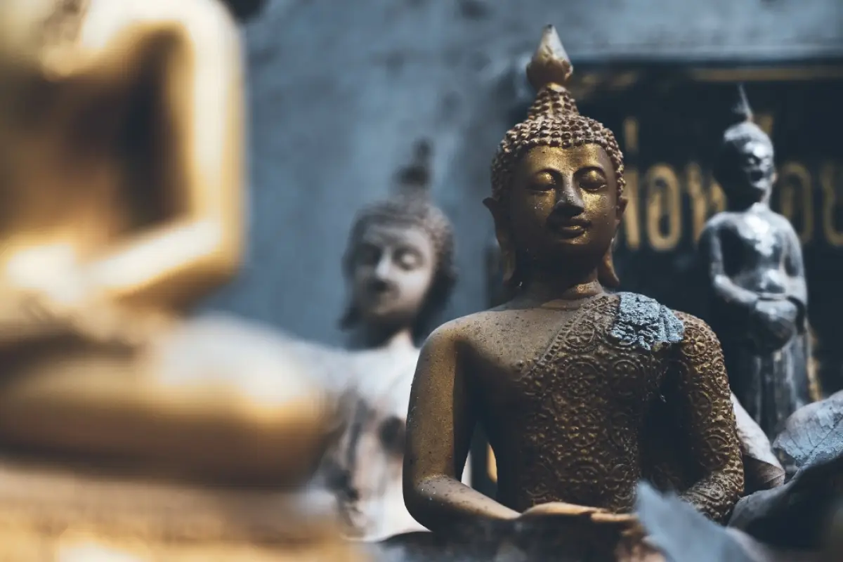 figuras de buda en un patio