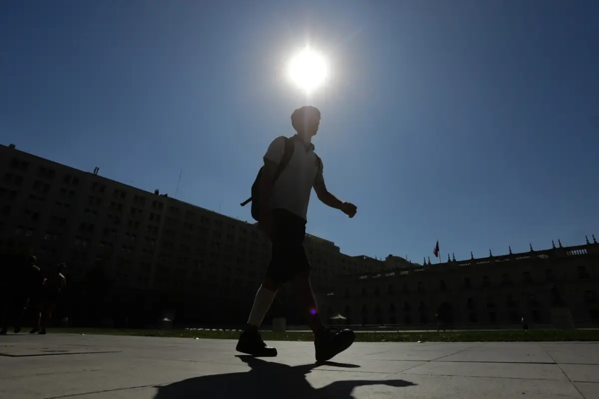 un niño caminando frente a La Moneda