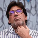 Daniel Jadue en primer plano tocándose el mentón