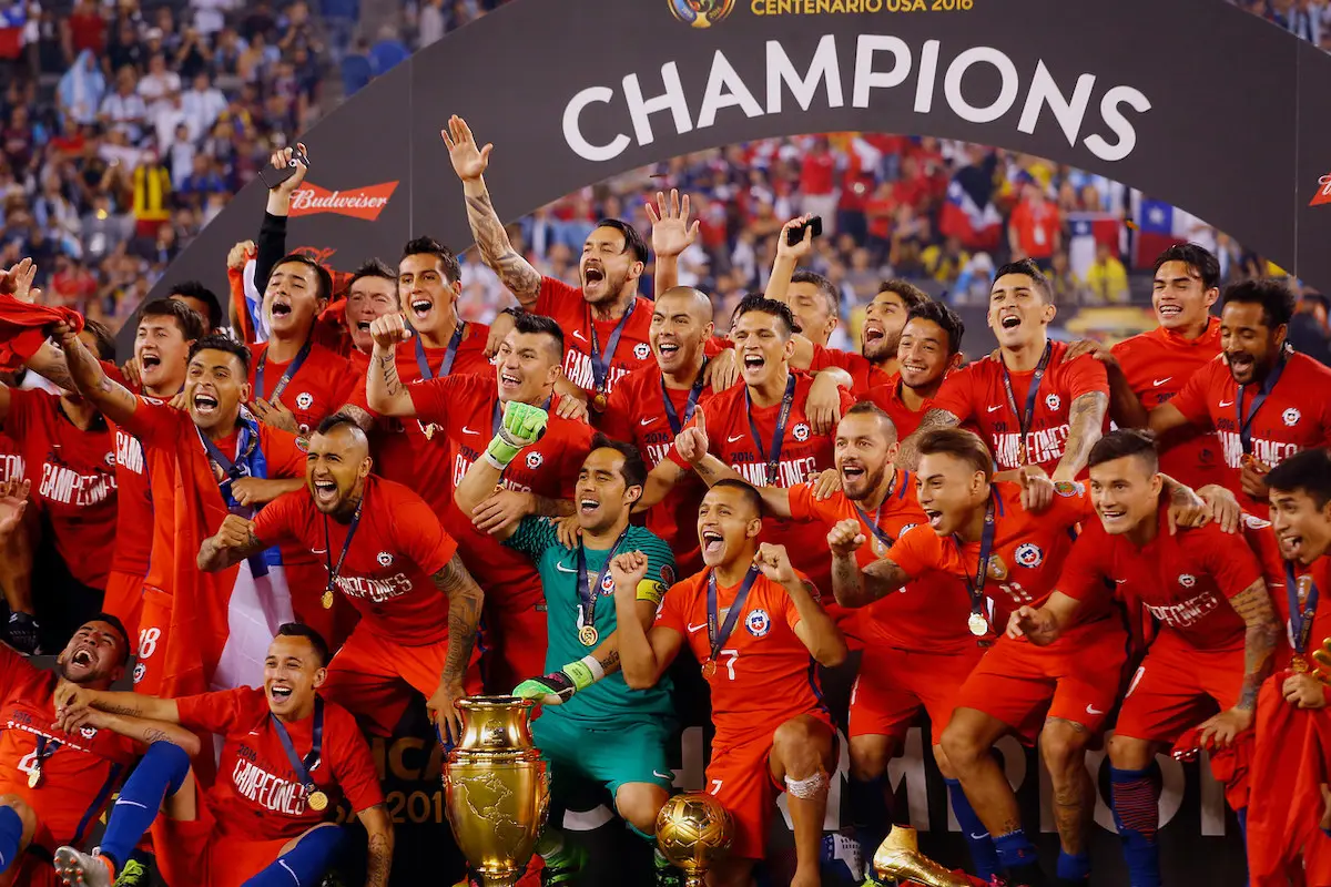 Plano general de La Roja celebrando la Copa Centenario