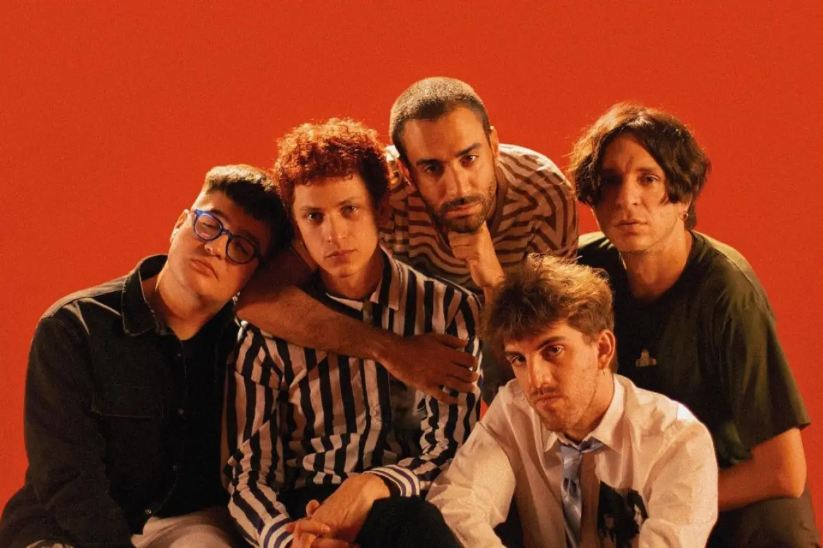 los integrantes de la banda argentina isla de caras con fondo rojo