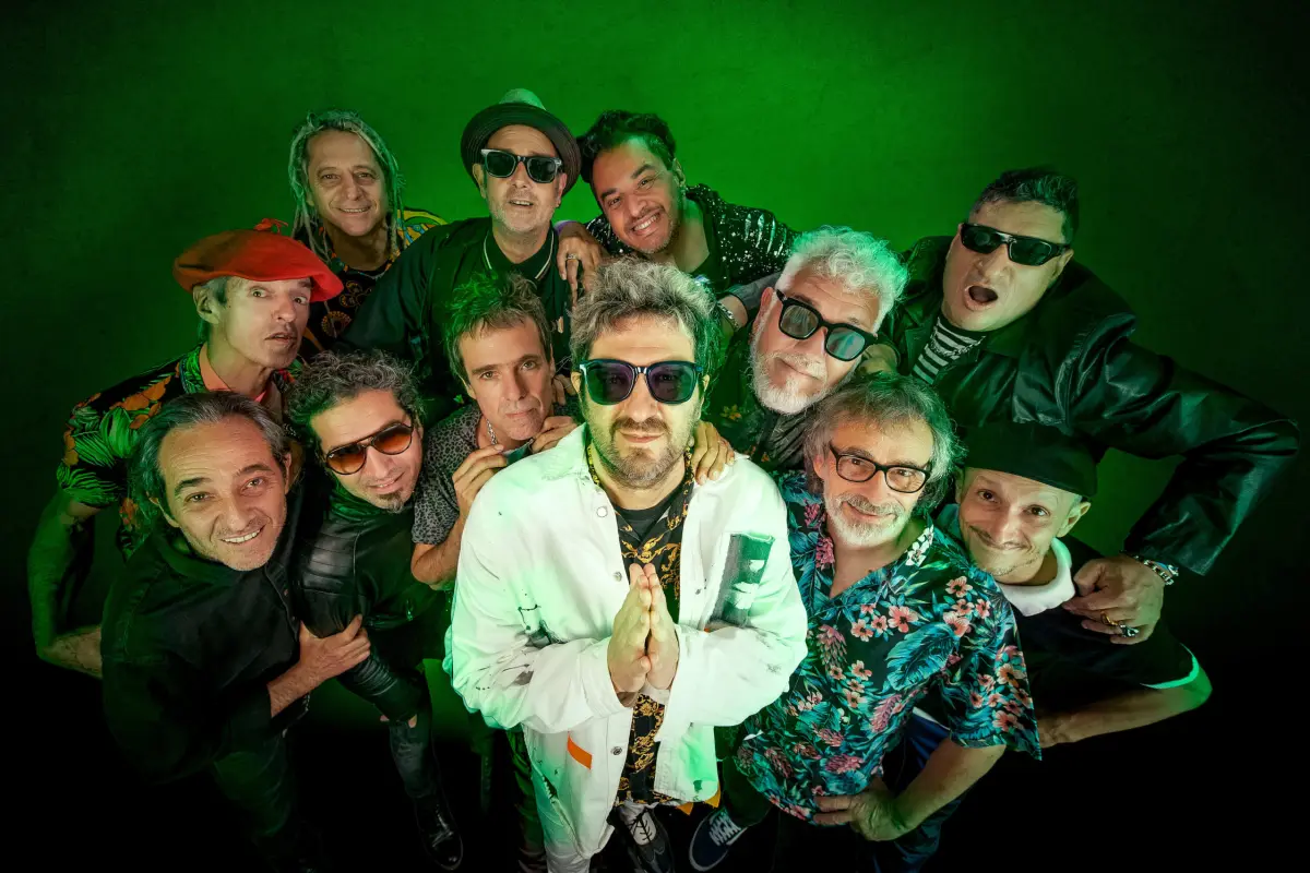 la banda los auténticos decadentes con su formación completa